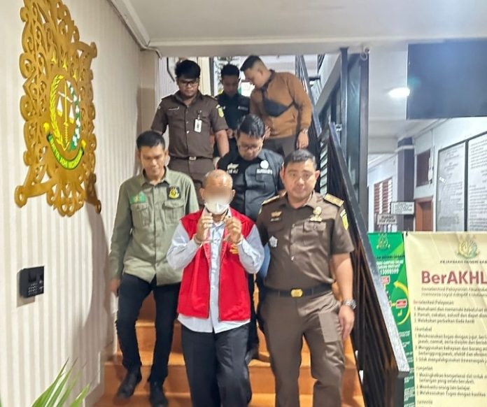 Jaksa saat mengeksekusi mantan Kepala DLHK Kota Sabang ke Lapas Kelas IIA Banda Aceh, Rabu (3/1/2024). (Foto/Ist)