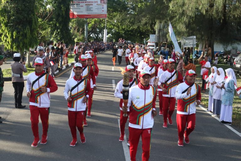 Atlet Legendaris Aceh Besar Bawa Obor Api PON XXI di Jantho