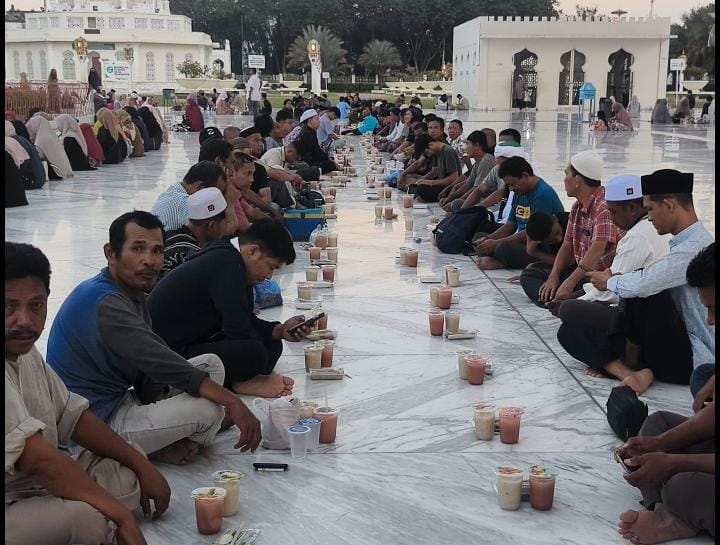 Takjil Gratis di Masjid Raya Baiturrahman Semarang