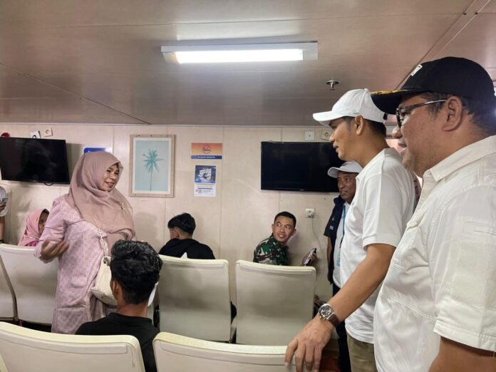 Sekda Aceh, Muhammad Nasir, menyapa langsung para pemudik tujuan Kota Sabang di atas KMP Aceh Hebat 2 di Pelabuhan Ulee Lheue, Rabu (18/3/2026). (Foto/Ist)