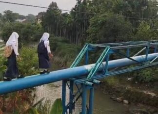 Miris! Di Kota Medan, Siswa Pertaruhkan Nyawa Lintasi “Jembatan Maut” untuk Sekolah