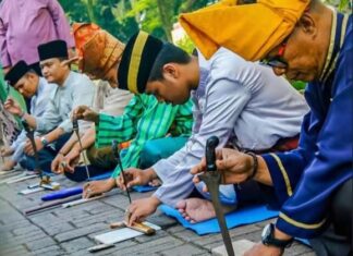 Unik! Medan Hadirkan Festival Mendirikan Keris Tanpa Warangka